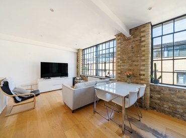  and a half, Tanners Yard, 239 Long Lane, London, SE1