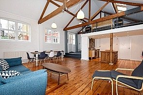 This vast, open plan property to rent in SE1 allows for creative use of the interior layout. The polished wood flooring and exposed beams add warmth and urban cool to this New York loft style rental property near Bermondsey Street and excellent transport links